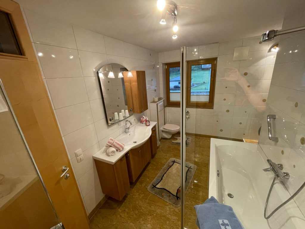Badezimmer des Appartements mit Badewanne und Dusche
