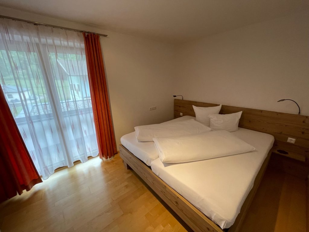 Schlafzimmer des Appartements mit Doppelbett aus hellem Holz