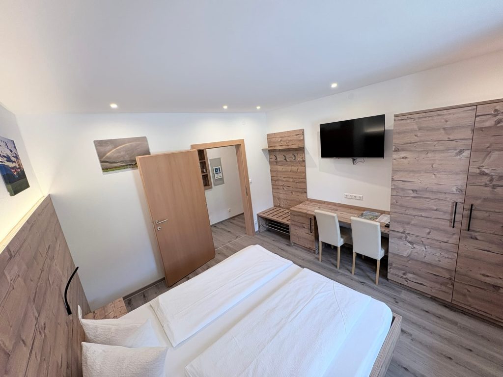 Neues Familienzimmer mit Schreibtisch, TV und geräumigem Kleiderschrank