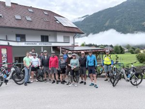Unsere Radlergruppe aus Island vor der Pension Taurer in Dellach im Drautal