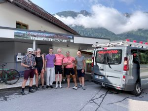 Unsere Radsport-Gäste aus Neuseeland vor der Frühstücks- und Radpension Taurer-Thoman